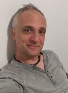 Portrait de William Aubert, art-thérapeute évolutif.