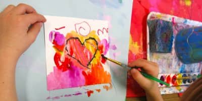 Séance personnalisée d’art-thérapie évolutive adaptée aux besoins individuels, favorisant bien-être, créativité et transformation intérieure.